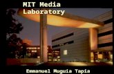 MIT Media Laboratory Emmanuel Muguia Tapia. Que es el Media Lab? Es un edificio-laboratorio de MIT. Surgió en 1980. (Grupo de Arquitectura de las Maquinas).